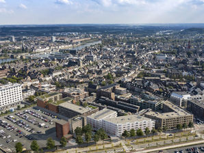 Eine Luftaufnahme des historischen Zentrums von Maastricht, dem Sphinxkwartier