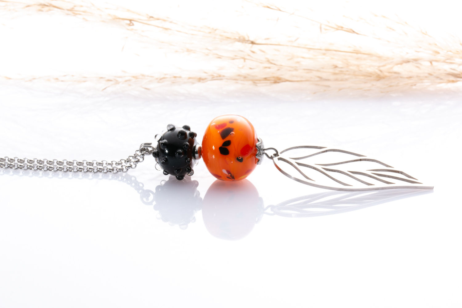 Copie de Collier long - feuille «Orange moucheté»