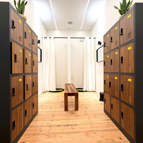 Heller und moderner Umkleideraum mit Schließfächern bei Lemony Pilates in Berlin-Charlottenburg. Komfortable Umkleidemöglichkeiten für Reformer- und Matten-Pilates-Kurse.