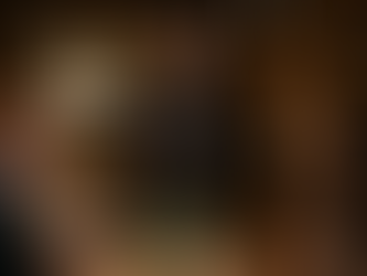 Magicien performant un tour à une table lors d'un mariage.