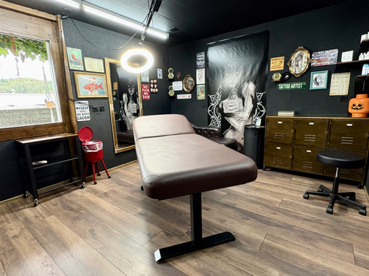 Moderner Arbeitsplatz für Tattoos im Studio Aarau, Sofie's Torture
