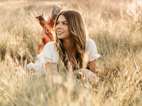 Senior Portraits: What to Expect from Booking to Gallery Delivery