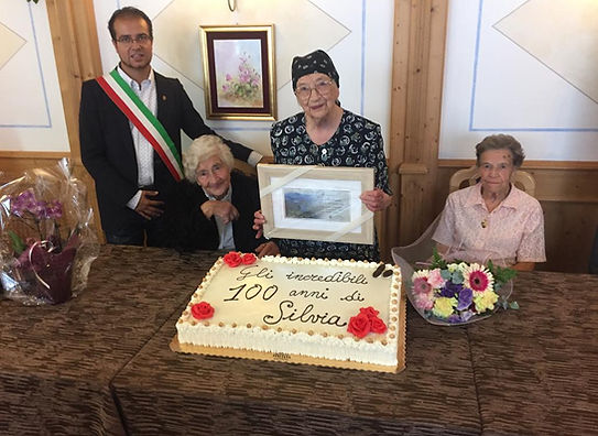 Foto di Zia Silvia centesimo con sorelle e sindaco