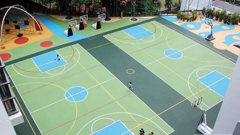 Multi-Sportplatz aussen mit Spielräume rundherum