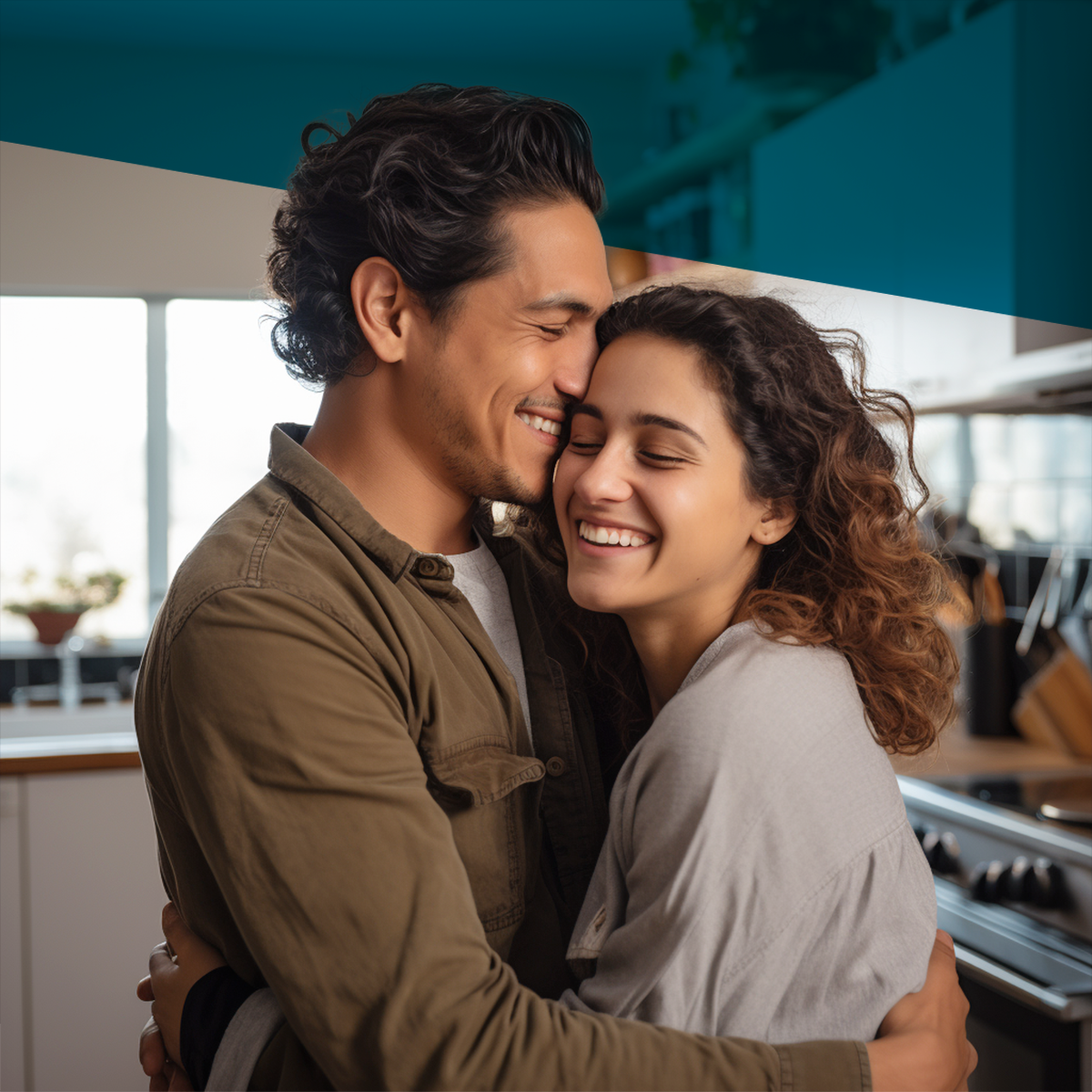 Pareja joven mostrándose afecto tras mejorar sus relaciones interpersonales o de pareja con terapia