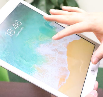 タブレットを操作している様子