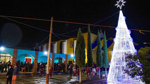 Encendido del árbol navideño ilumina a Guadalupe Enríquez y San Bartolomé Coscomaya