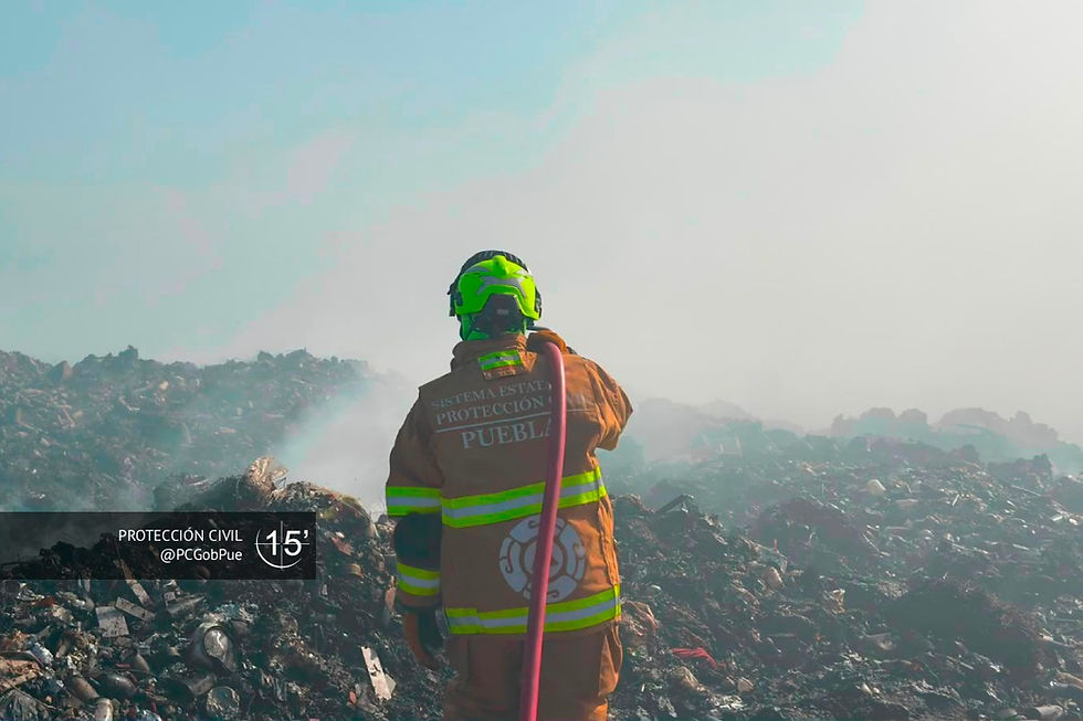 Personal de Protección Civil y Bomberos mantienen labores en el tiradero.