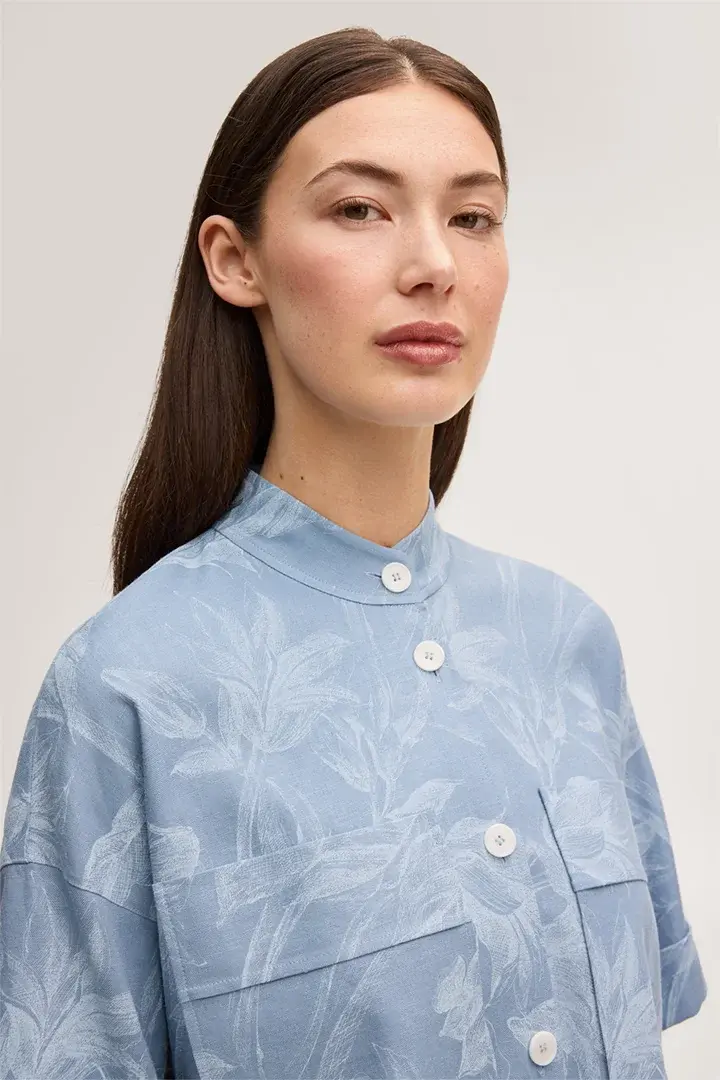 Miniaturbild: Viskose-Leinenmix-Hemdbluse mit Stehkragen in Hellblau-Ecru