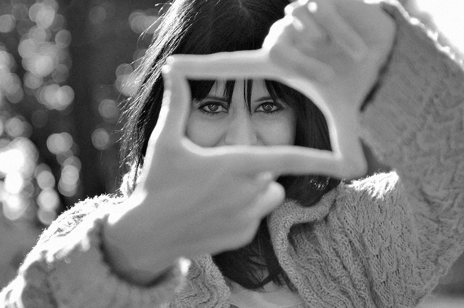 medium-young-woman-pretending-to-see-throuhg-a-lens.jpg