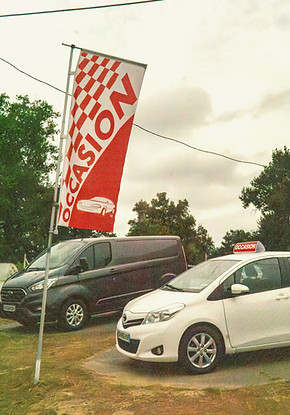 Extérieur du Garage Koro avec des voitures d'occasion exposées