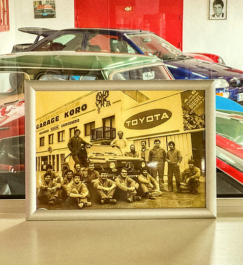Photo de l'équipe originale du Garage Koro, spécialiste Toyota, dans les années 80