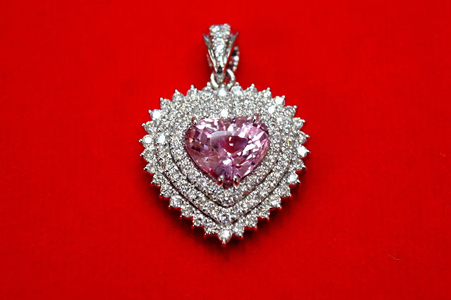 Heart shaped Diamond and Padparadscha pendant Dienge