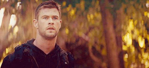 chris-hemsworth-gif-reflection-2.gif