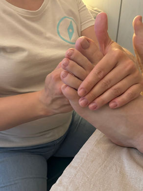 Hände bei der Fussreflexzonenmassage