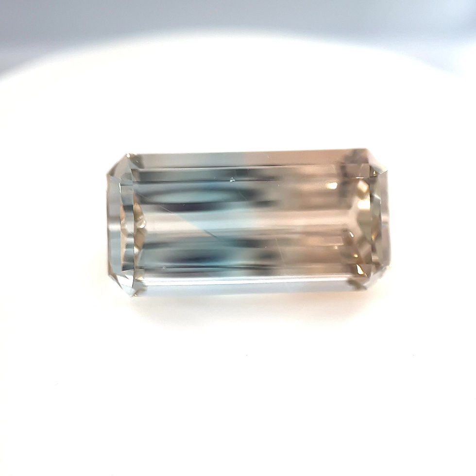 Thumbnail: Bi-Color Topaz 11.74 cts. 17.9 x 9.0mm, emerald