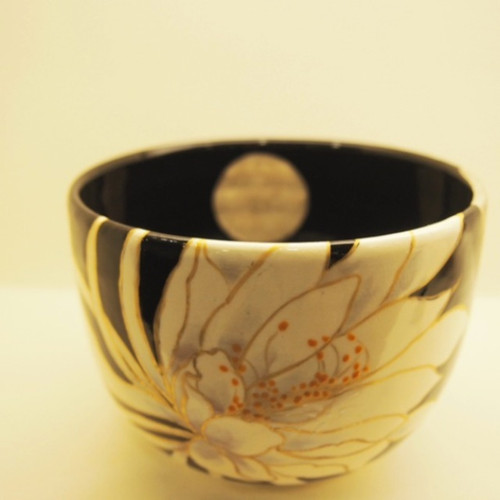 花柄の黒い茶碗 matcha bowl 陶葊製京焼 抹茶茶碗 月下美人 黒地 matcha tea bowl / Beauty Under
