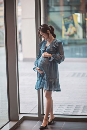 maternity photoshoot London Hong Kong mum casual outfit pregnancy natural portrait