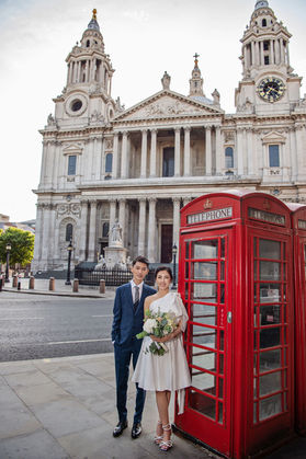 pre wedding photoshoot London Hong Kong couple St Paul’s Cathedral wide angle city portrait