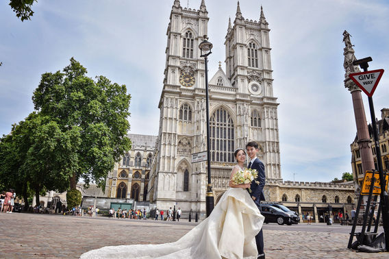 pre wedding photoshoot London Hong Kong bride Asian couple Westminster Abbey cathedral romantic portrait