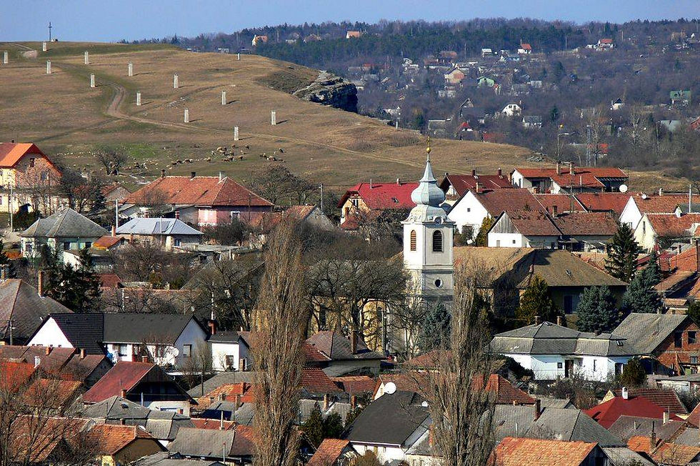 a falu közepe a Kálvária dombbal