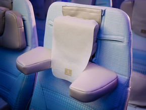 Emirates introduceert innovatieve hoofdsteun in Economy Class