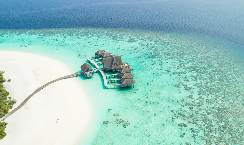 Luchtfoto van de malediven met strand en turquoise zee met overwater villa's. Helderblauwe oceaan en wit zand. Rustige, zonnige omgeving. Geen tekst.