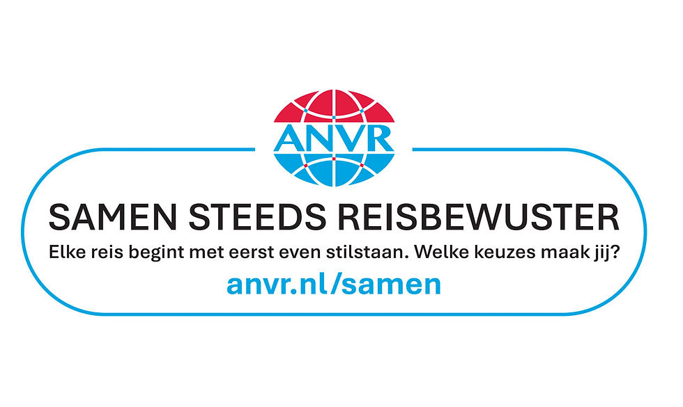 ANVR logo in blauwe en rode wereldbol met tekst: "SAMEN STEEDS REISBEWUSTER. Elke reis begint met stilstaan. Welke keuzes maak jij?" anvr.nl/samen.