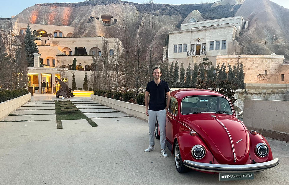 Joey van der Ven voor het onlangs geopende Avantgarde hotel in Ürgüp, met kamers in de rotsen, maar wel met moderne luxe en een geweldig restaurant waar gegeten werd