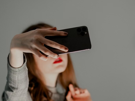 Narcisismo Digital: Como a perda da alteridade gera burnout e depressão