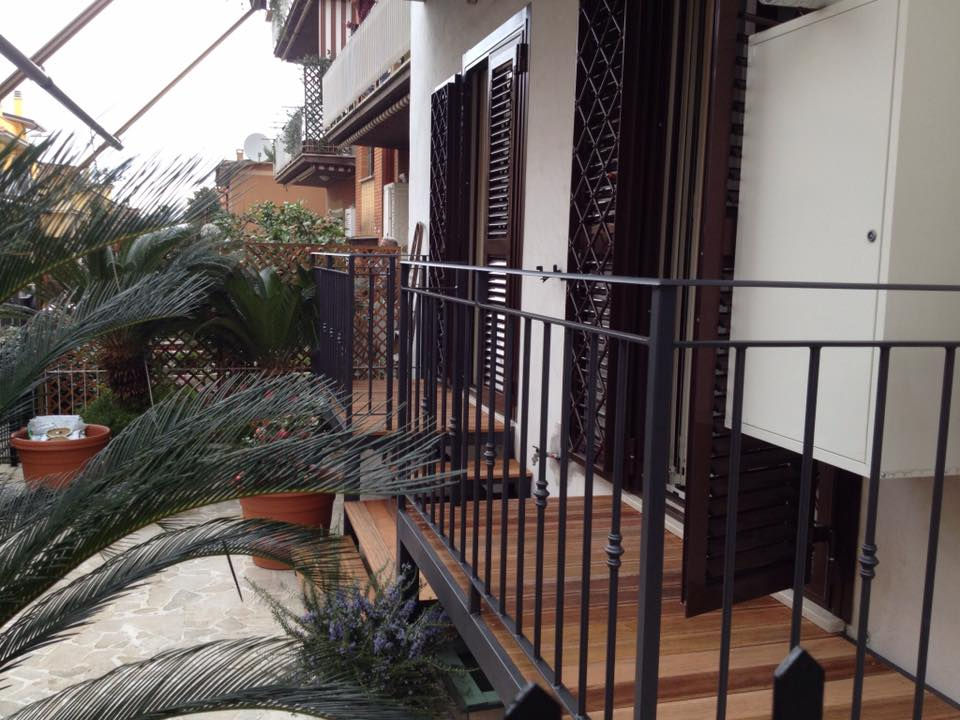Scala in ferro zincata e legno teak