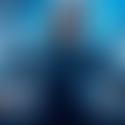 Zırhlı bir kadın asker, fütüristik bir kontrol odasında oturuyor. Arka planda mavi ışıklar. Ciddi ve kararlı bir ifade var.