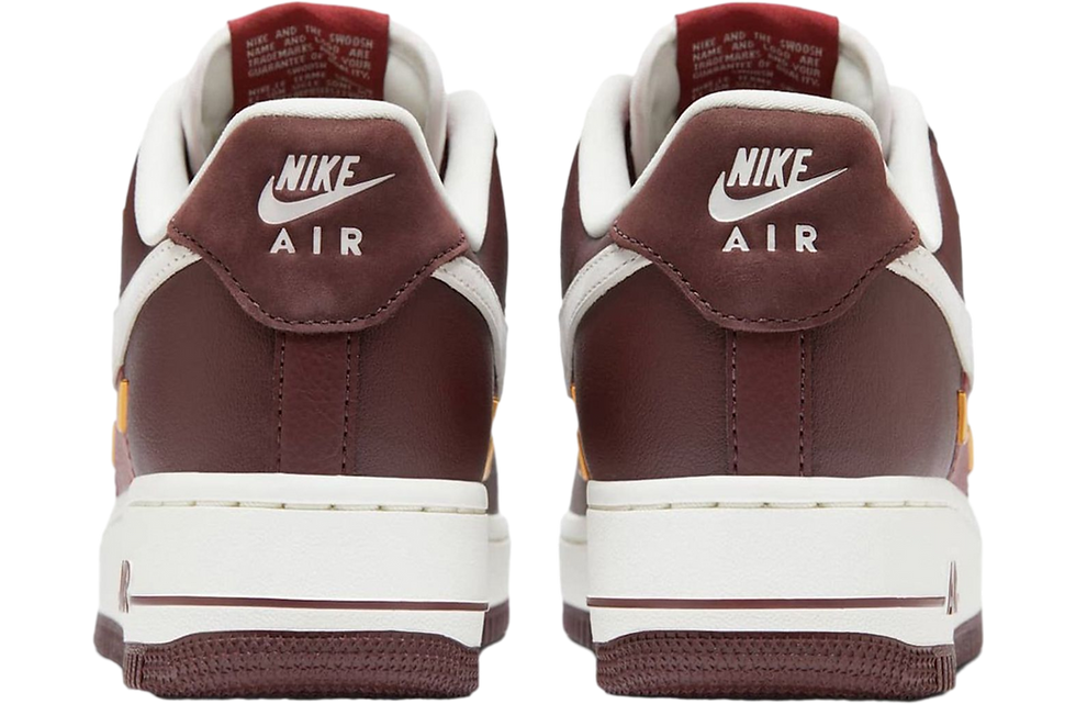 Kahverengi Nike Air ayakkabılar arkadan görünüm. Beyaz detaylar, üst kısmında Nike logosu ve metin, kırmızı iç kısımda yazılar.