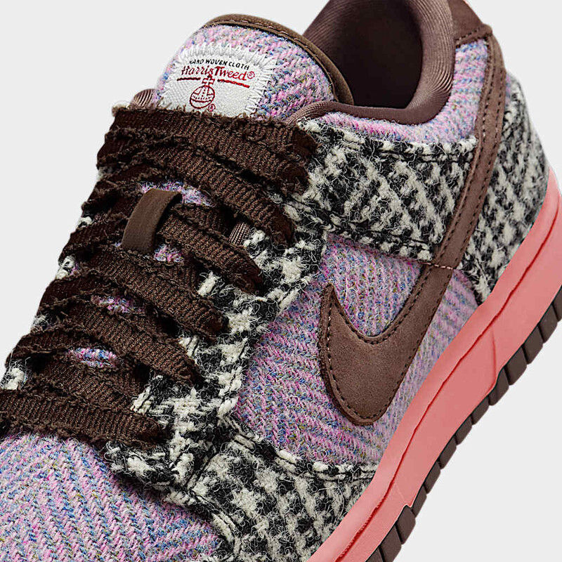 Renkli Nike ayakkabı, kahverengi deri detaylar, pembe taban. Harris Tweed kumaş, dama deseni, etiket görülüyor, şık ve modern.