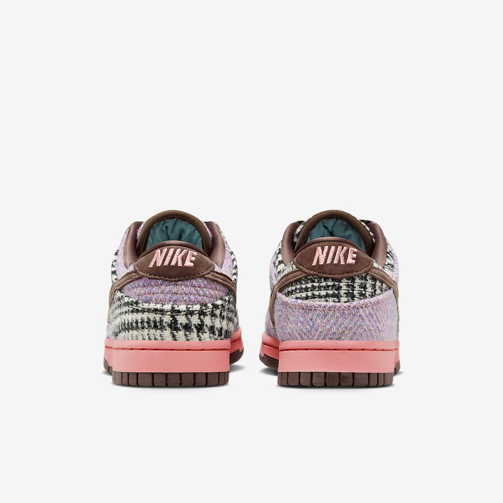 Çizgili desenli ve pembe tabanlı iki spor ayakkabının arka görünümü. Üzerlerinde pembe "NIKE" yazısı var. Arka fon beyaz.