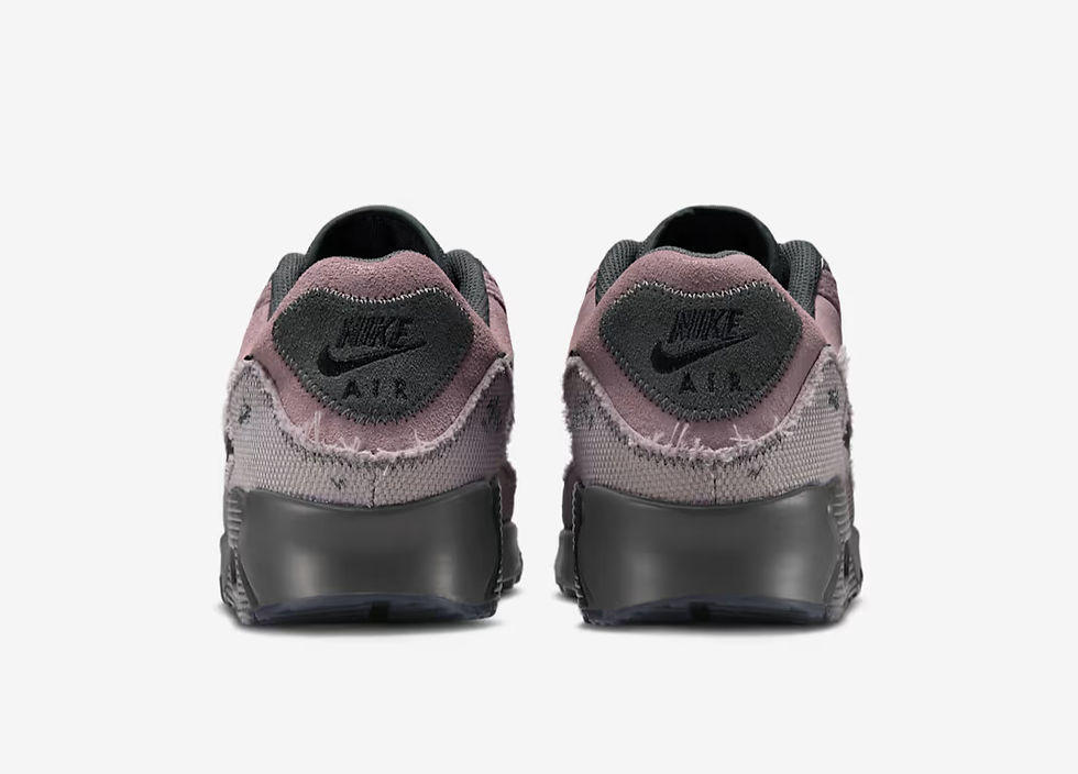 Gri-siyah Nike Air spor ayakkabıların arka görünümü, yıpranmış detaylarla. Beyaz arka plan üzerinde sergileniyor.