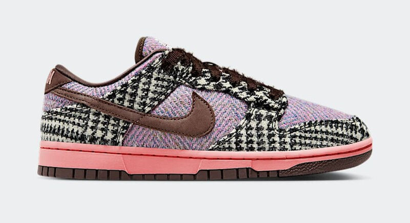 Kahverengi ve pembe Nike ayakkabı, ekose desenli kumaş detaylı. Kırmızı taban. Beyaz arka plan. Modern ve şık tasarım.