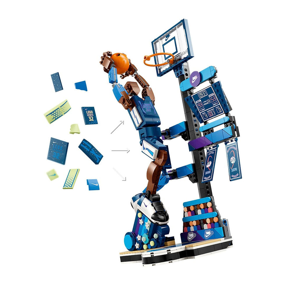 Lego basketbol oyuncusu turuncu topla smaç yapıyor. Mavi-turuncu renkler, etkileyici hareket ve spor skor tabelası görülüyor. Nike logosu var.