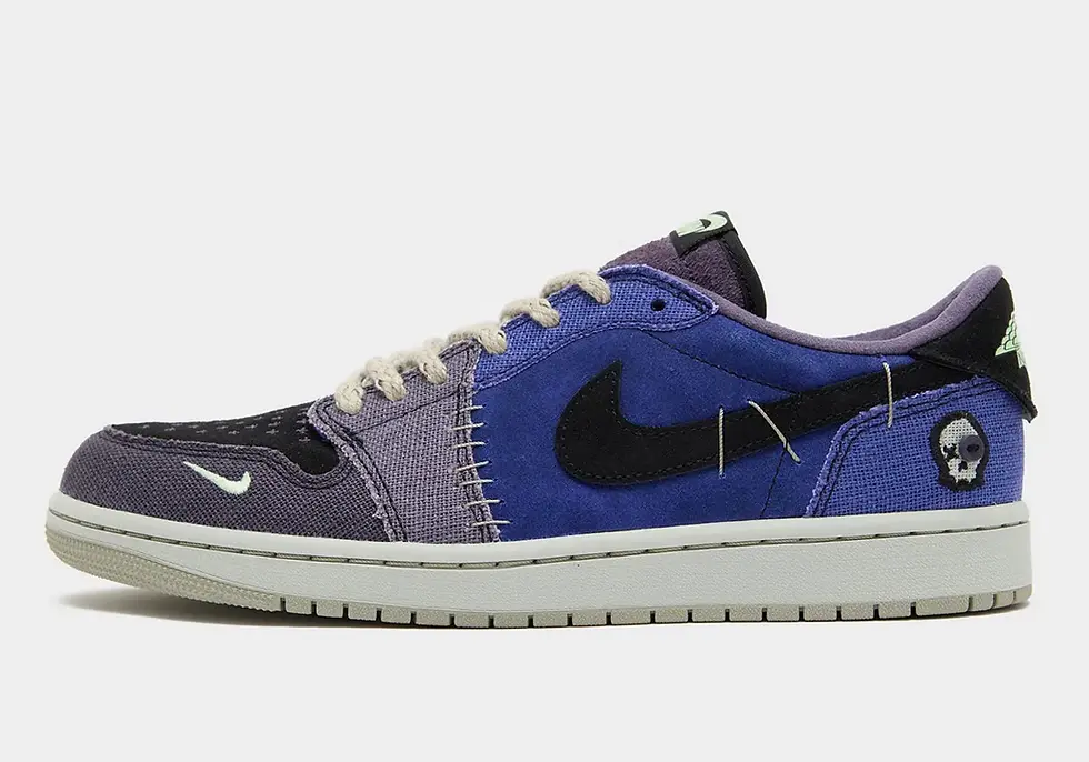 Mavi ve mor renklerde, siyah Nike logosu ve yan tarafında bir kuru kafa motifi olan sneaker, beyaz tabanlı ve dikiş detaylı.