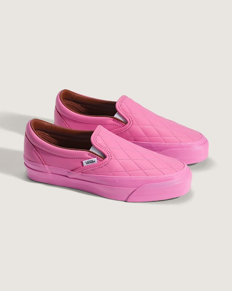 Pembe desenli Vans ayakkabılar, beyaz arka planda sergilenen iki çift slip-on model. Parlak renk ve şık tasarım dikkat çekiyor.