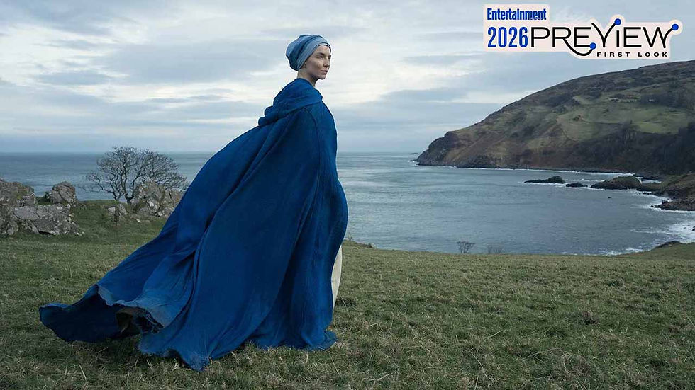 Bir kadın, mavi pelerinle deniz kenarında, yeşil bir yamaca karşı duruyor. Arka planda deniz ve dağlar. "Entertainment 2026 Preview" yazısı var.