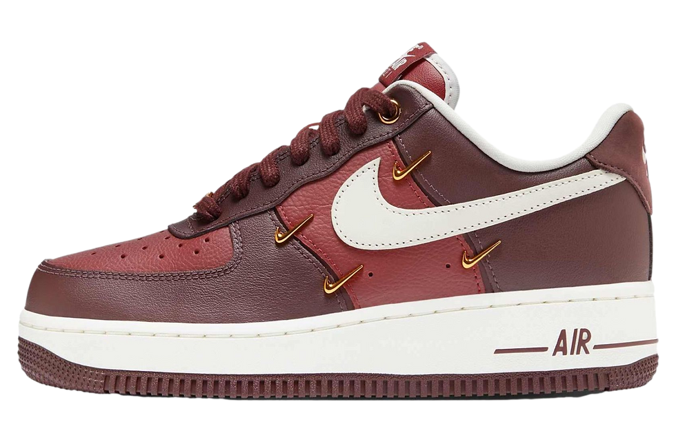 Bordo ve kahverengi spor ayakkabı, beyaz Nike logosu ve altın detaylar. Yanında Air yazısı, siyah arka plan. Şık ve modern tasarım.