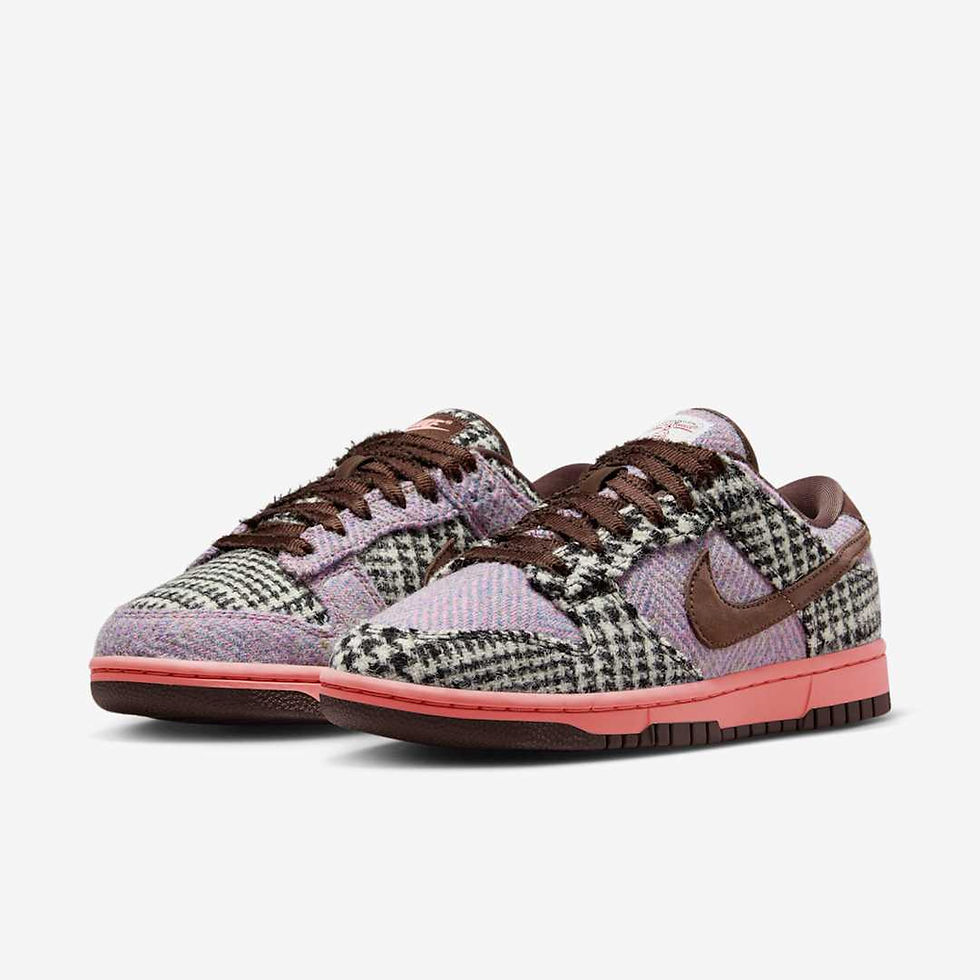 Pembe ve kahverengi desenli, kahverengi bağcıklı ve swoosh logolu Nike spor ayakkabı çifti beyaz zemin üzerinde sergileniyor.