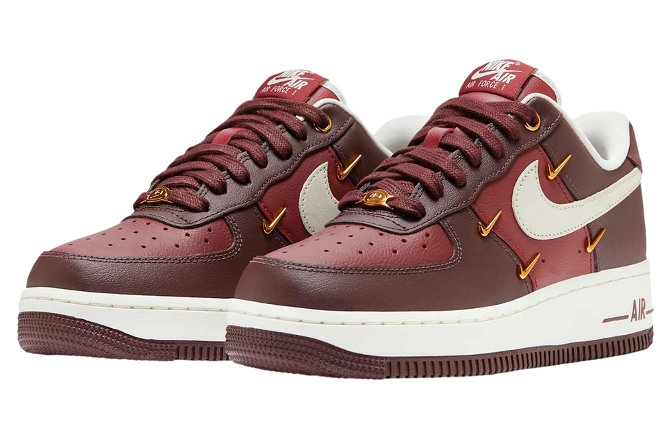 Kahverengi ve krem spor ayakkabı, kırmızı Nike logosu. Altın detaylar, rahat tasarım. "AIR" markası dil ve yan kısımda yer alıyor.
