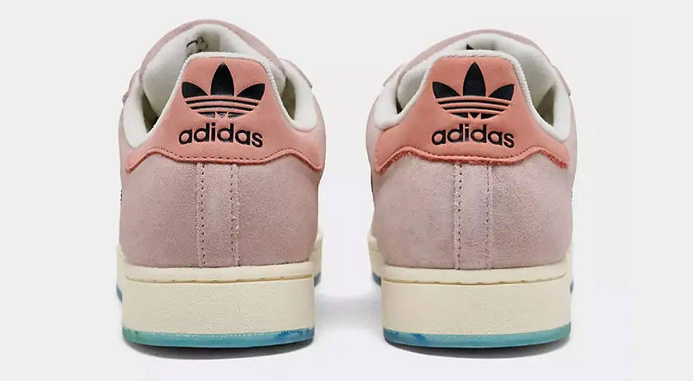 Pembe ve bej sneakerların arkadan görünümü, üzerinde siyah Adidas logosu var. Zemin beyaz; ayakkabı tabanında mavi detaylar.