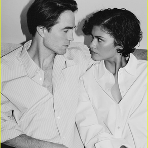 İki kişi siyah-beyaz bir ortamda birbirine bakıyor. Beyaz gömlekler giymişler. Aralarında samimi bir his var. Arka plan sade.