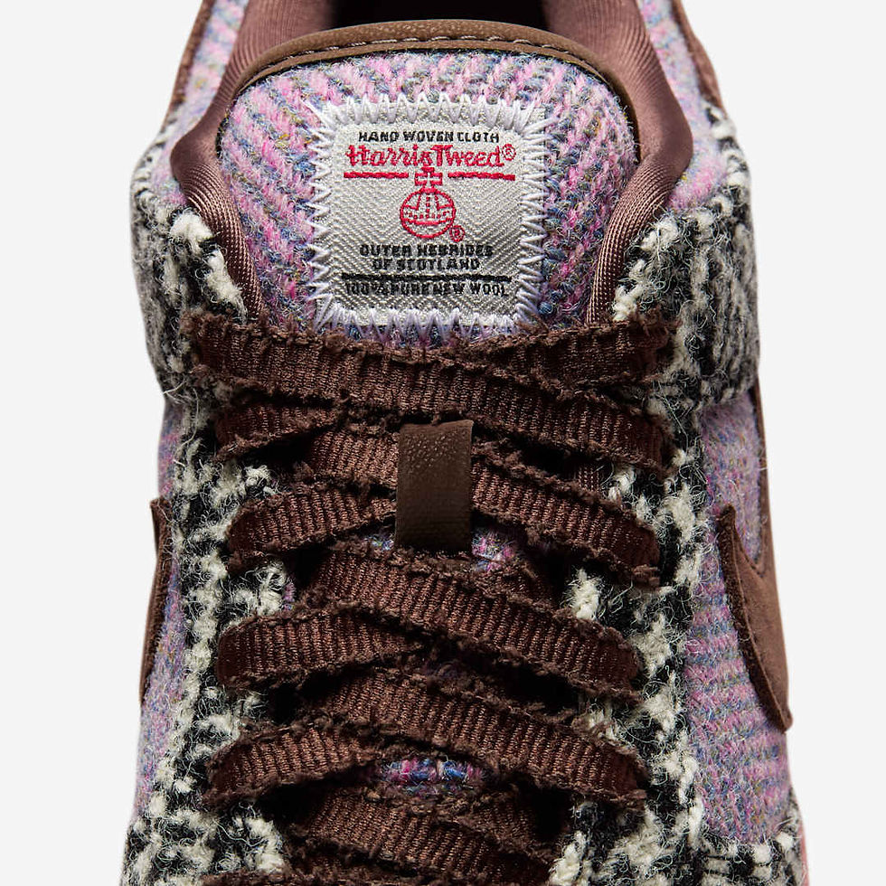 Kahverengi bağcıklı, siyah-beyaz ve pembe desenli spor ayakkabı. Üzerinde "Harris Tweed" etiketi var.