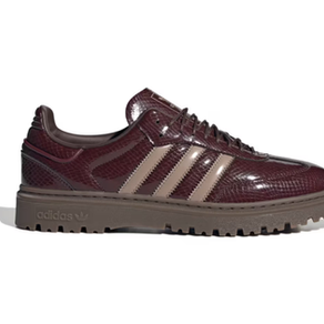Bordo, timsah desenli sneaker, kahverengi tabanlı. Yanında üç şeritli detay ve "adidas" logosu var. Minimalist beyaz arka plan.