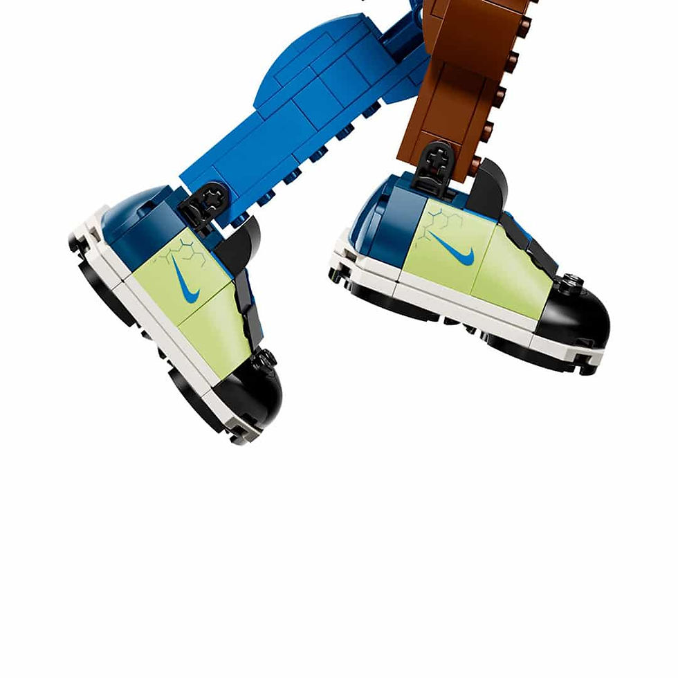 Lego yapımı ayaklar, sarı ve mavi spor ayakkabı giyiyor. Ayakkabılarda mavi bir logo var. Arka plan beyaz, hareketli bir duruş var.