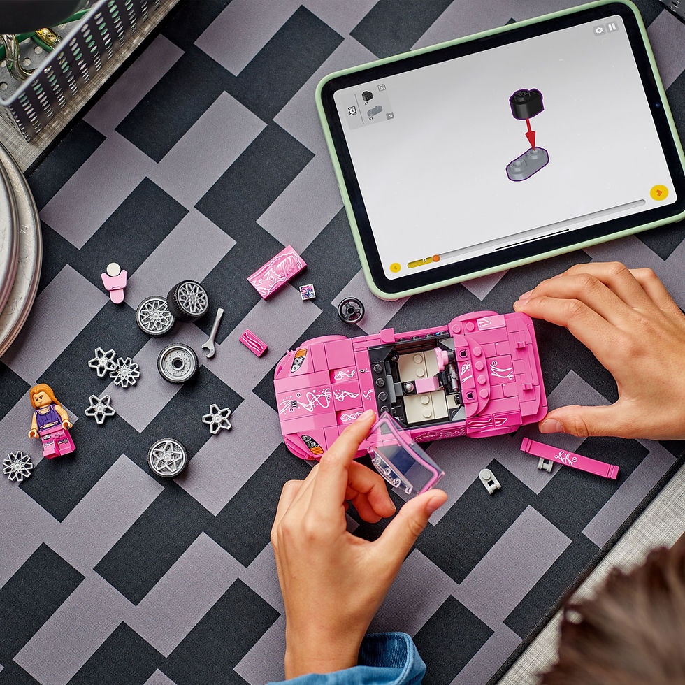 Tablet üzerinde LEGO araba yapım kılavuzu, pembe LEGO araba montajı, gri kare desenli zemin, figürler ve araç parçaları.
